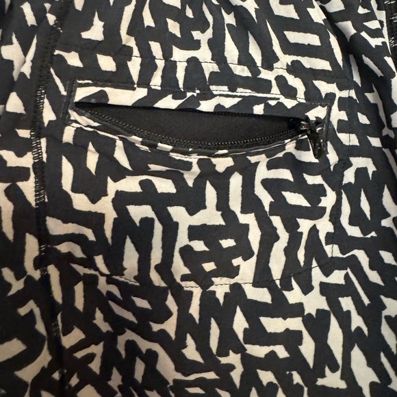 2.5” Lululemon net pop hotty hot shorts in white and black. Size 6. - Picture 10 of 14